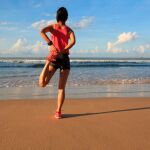 Mujer haciendo ejercicio en la playa