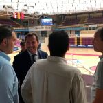 El alcalde de Valladolid, Óscar Puente, y el concejal Alberto Bustos visitan unas obras anteriores a la pandemia en el Polideportivo Pisuerga