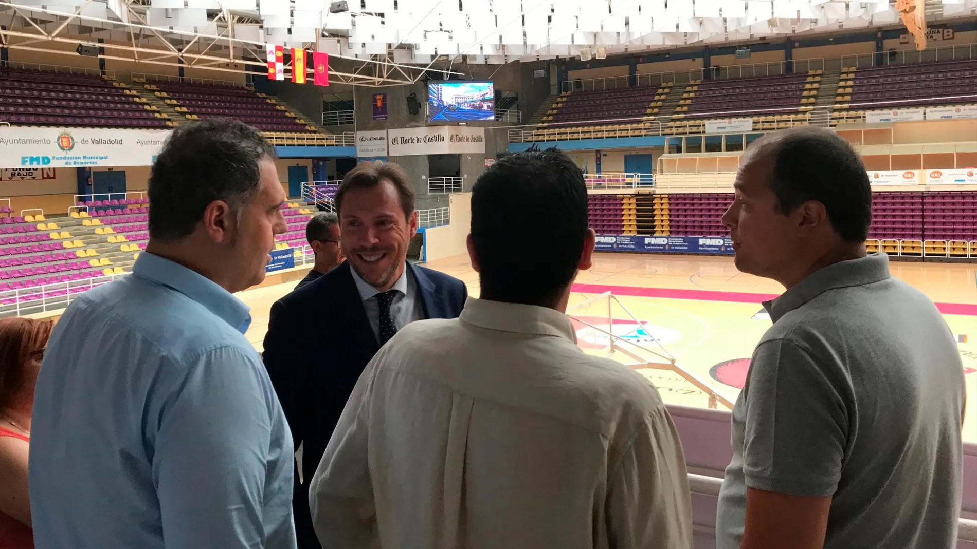 El alcalde de Valladolid, Óscar Puente, y el concejal Alberto Bustos visitan unas obras anteriores a la pandemia en el Polideportivo Pisuerga