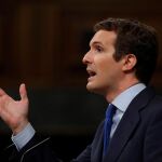 Pablo Casado se dirige a Pedro Sánchez., en la primera jornada del debate de investidura. EFE/Kiko Huesca