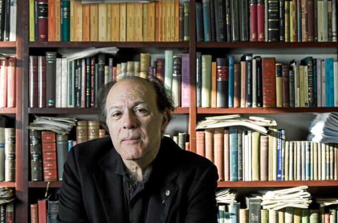 Javier Marías delante de su biblioteca
