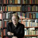 Javier Marías delante de su biblioteca