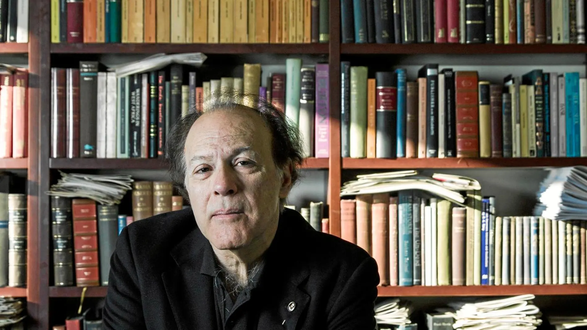 Javier Marías delante de su biblioteca
