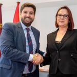 El presidente del PP y del Gobierno en funciones, Fernando López Miras, junto a Isabel Franco, la líder de Cs, ayer tras la firma del acuerdo de gobernabilidad de la Región de Murcia