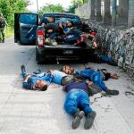 Los cadáveres del tiroteo en Iguala, Guerrero, ayer, fruto de los choques entre «Guerreros Unidos» y la Policía