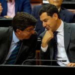 El presidente de la Junta, Juanma Moreno, y el vicepresidente, Juan Marín, en el Pleno del Parlamento /Foto: EFE
