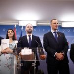 Vox se aferra a la firma pero sus líneas rojas están fuera del pacto