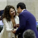 La ministra de Hacienda en funciones, María Jesús Montero, saluda al presidente de la Junta, Juanma Moreno / Foto: Manuel Olmedo