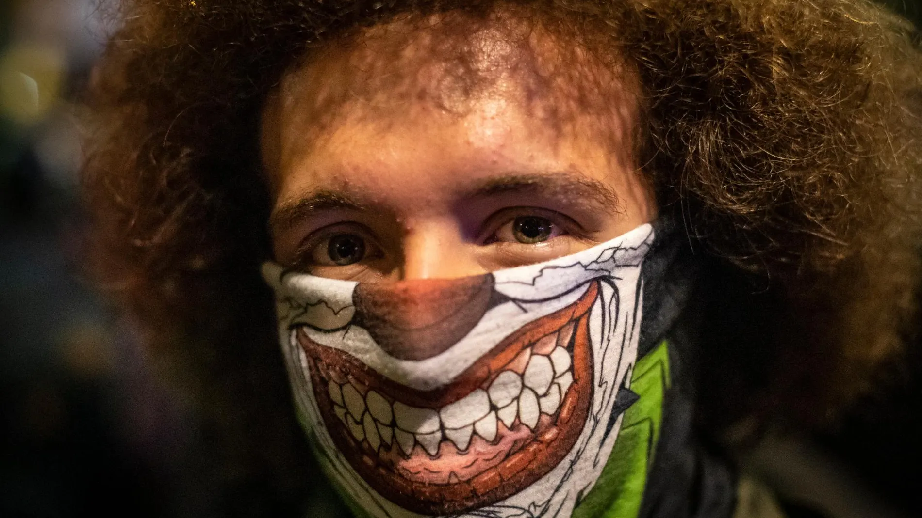Un joven en la protesta ante la conselleria de Interior, donde se organizó un acto para lanzar globos con pintura amarilla