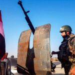 Un soldado del ejército sirio llega a la ciudad de Tal Tamer /Efe