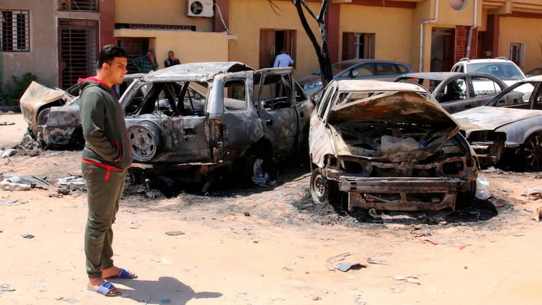 Escenas tras otro bombardeo el pasado abril en Libia / Efe