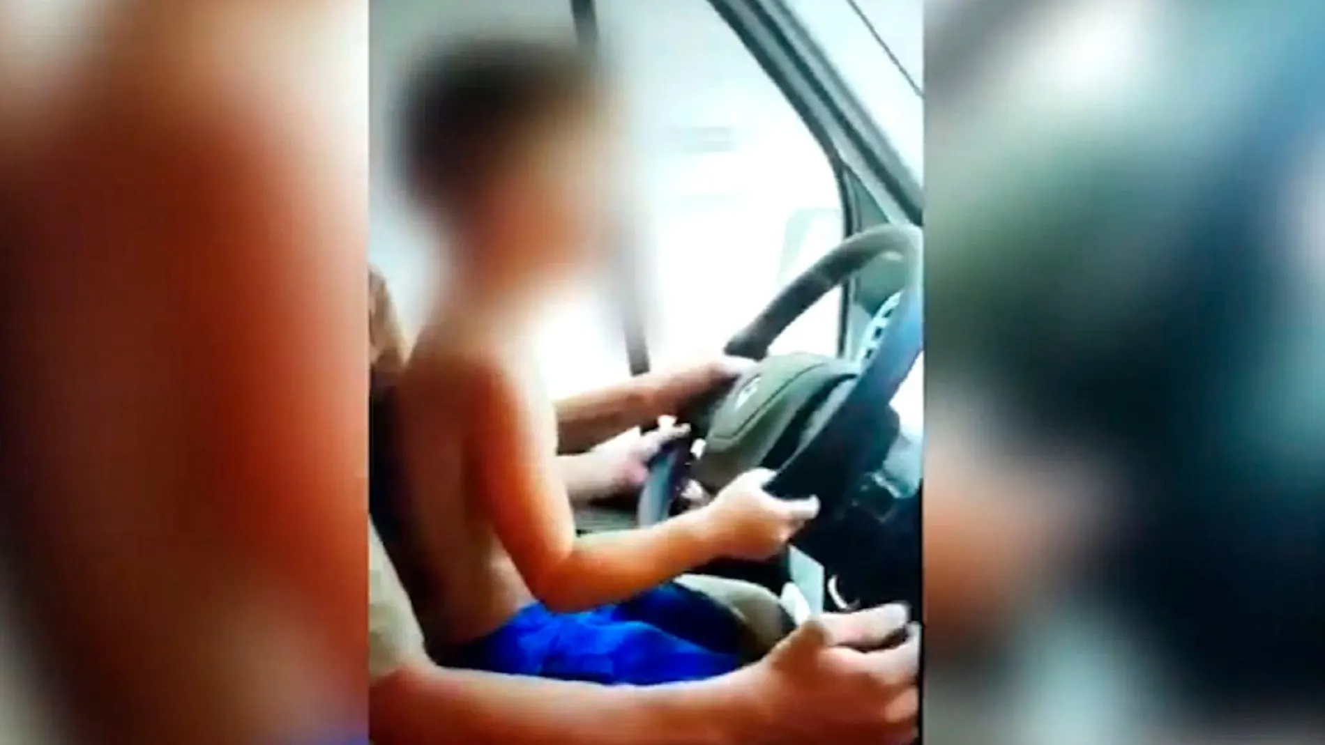 Uno de los niños maneja el volante sentado sobre las piernas del hombre / Viídeo: Ep