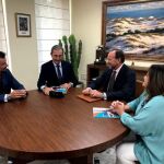 De izquierda a derecha, el director general de Fundación Caja Rural del Sur, Emilio Ponce; el presidente de Proyecto Hombre Sevilla, Antonio Fragero; el presidente de la Fundación Caja Rural del Sur; y la directora general de Proyecto Hombre Sevilla, María Ángeles Fernández / La Razón
