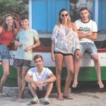De izda. a dcha., Iris, Alex, Nico, Candela y Manu, un grupo de amigos de Nerja, en la playa malagueña donde se rodó la serie. Foto: Gonzalo Pérez