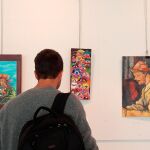 Un hombre vista la exposición de arte del etarra Jon Bienzobas/Foto: Efe