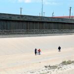 Caminar por El Paso. Un grupo de migrantes caminan ya en suelo estadounidense tras cruzar ilegalmente la frontera desde Ciudad Juárez