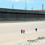 Caminar por El Paso. Un grupo de migrantes caminan ya en suelo estadounidense tras cruzar ilegalmente la frontera desde Ciudad Juárez