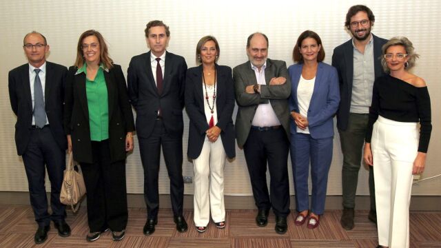 La promotora de la cita, Milagros Marcos, junto a Jorge Domingo Martínez, Ángeles Armisén, Álvaro Zamacola, Javier Cantera, Samantha Vallejo-Najera, Jaime Rodríguez y Pilar Llácer