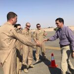 El jefe del Pentágono, Mark Esper, saluda a los soldados americanos a su llegada a Arabia Saudí