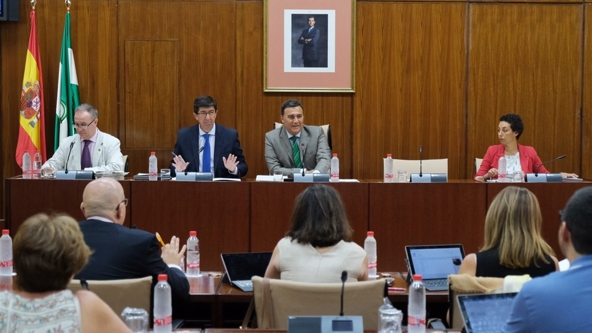 El vicepresidente y consejero de Turismo, Regeneración, Justicia y Administración Local, durante la comisión / Foto: EP