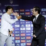 Futre abraza a Joao Félix en su presentación