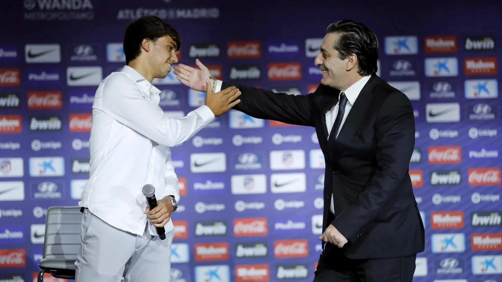 Futre abraza a Joao Félix en su presentación