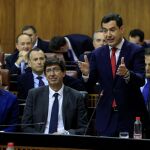 El presidente de la Junta, Juanma Moreno, ayer en la sesión plenaria del Parlamento andaluz / Foto: Manuel Olmedo