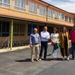 La presidenta de la Diputación de Palencia, Ángeles Armisén, junto a la alcaldesa de Villaramiel, Nuria Simón, y el diputado vicepresidente de la institución provincial, Luis Calderón, visita las obras del colegio