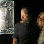 Tomás Saraceno y Francesca Thyssen-Bornemisza posan junto a una de las obras del artista expuestas en el Thyssen