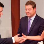 La Reina Letizia entrega el galardón al alcalde de la localidad vallisoletana de Medina de Rioseco, David Esteban, en presencia del presidente de Castilla La Mancha, Emiliano García Page