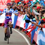 Madrazo entra en meta celebrando su triunfo