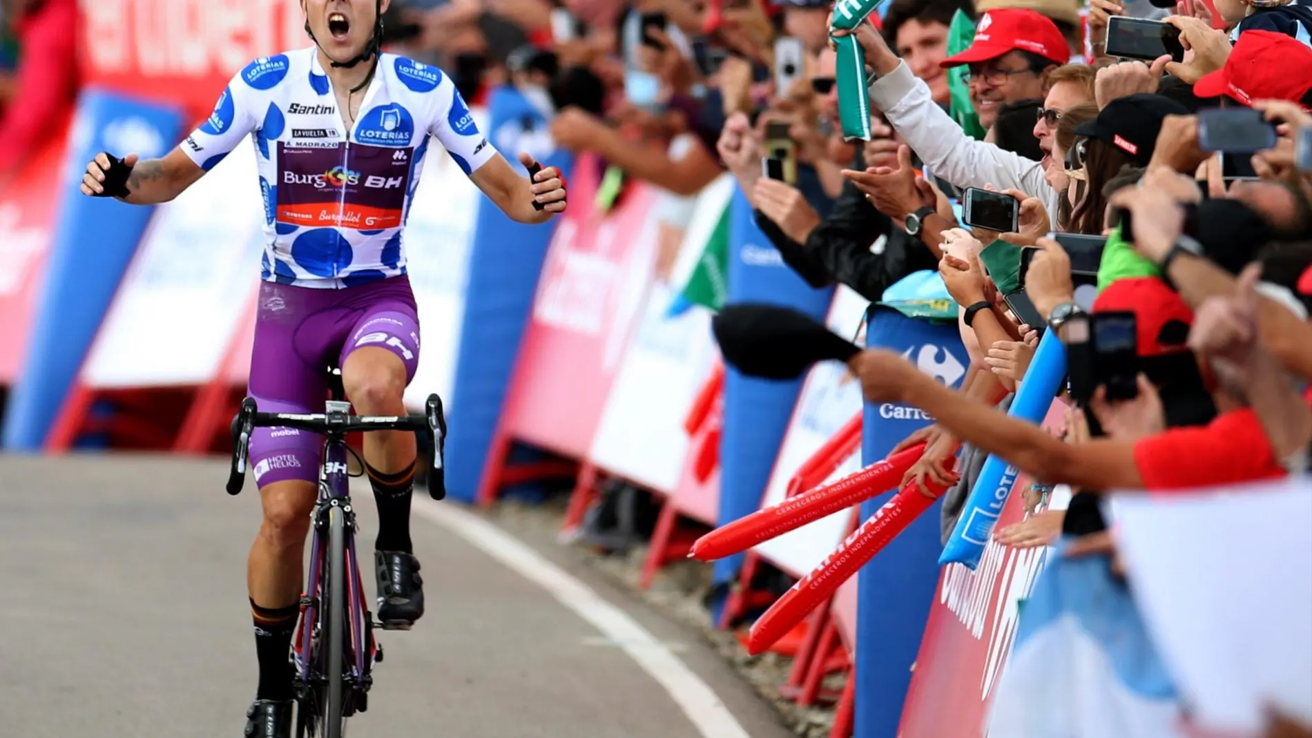 Madrazo entra en meta celebrando su triunfo