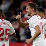 El delantero holandés del Sevilla, Luuk de Jong (c), celebra el primer gol del equipo andaluz durante el encuentro correspondiente a la novena jornada de primera división frente al Levante / Foto: Efe