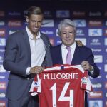 Marcos Llorente posa con nueva camiseta y el presidente del Atlético, Enrique Cerezo