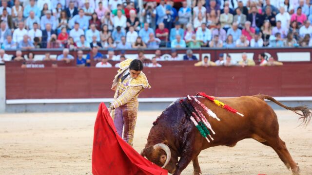 Miguel Ángel Perera da un pase de pecho al quinto de Cuvillo. Fotos: Cristina Bejarano
