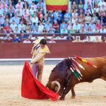Miguel Ángel Perera da un pase de pecho al quinto de Cuvillo. Fotos: Cristina Bejarano