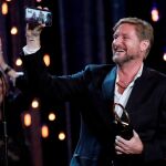 El director Paxton Winters tras recibir la Concha de Oro a la mejor película por "Pacificado". Foto: Efe/Juan Herrero