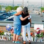 Dos mujeres se abrazan en las proximidades del centro comercial de El Paso donde 22 personas perdieron la vida el pasado sábado / Efe