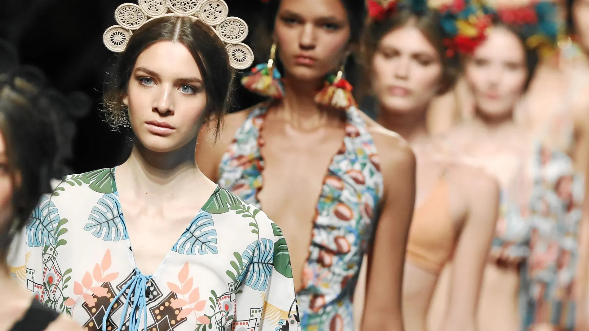 Dolores Cortés apostó por las influencias tropicales en sus bikinis, bañadores y trikinis. Foto: GTRES