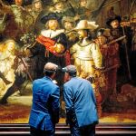 El director del Rijskmuseum, Taco Dibbits (izda.), y el presidente ejecutivo de AkzoNobel, Thierry Vanlancker, observan «La ronda de noche», de Rembrandt