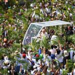 El Papa a su llegada al monumento a María Reina de la Paz en Port Louis