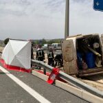 Imagen de la furgoneta tras salirse de la calzada. LA RAZÓN