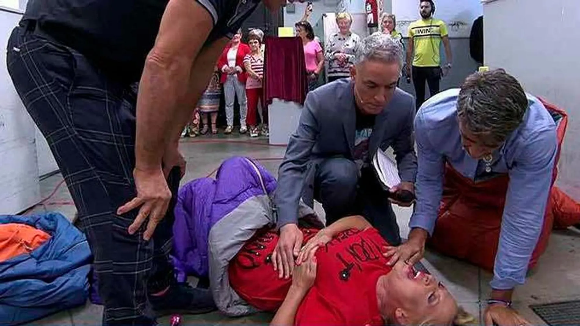 Lydia Lozano, en el suelo del estudio