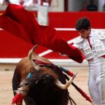 El diestro mejicano Luis David Adame en su faena con la muleta durante la corrida celebrada esta tarde en Pamplona. EFE/Javier Lizón.