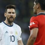Messi protesta al árbitro
