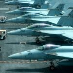 Imagen de los cazas situados en la cubierta del “USS Abraham Lincoln”, en el Golfo de Omán, cerca del estrecho de Hormuz/ Reuters