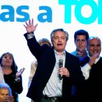 El peronista Alberto Fernández habla durante un acto este domingo en el búnker del Frente de Todos, en Buenos Aires (Argentina) / Efe