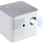 De tamaño compacto, este proyector con tecnología LED será muy útil en viajes y vacaciones.