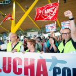 Trabajadores de tierra de Iberia en la huelga convocada ayer en el aeropuerto Adolfo Suárez Madrid-Barajas