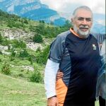 Jesús Ríos mide 1,70 y acaba de cumplir 71 años